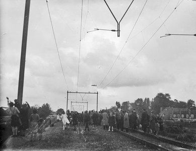 831771 Afbeelding van enkele buurtbewoners op de spoorlijn Utrecht-Amsterdam (ter hoogte van de St. Josephlaan) die een ...
